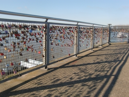 Wesel : Rheinpromenade, Brückenpfeiler Aussichtsplattform, die Liebesschlösser ( sind Vorhängeschlösser ) werden als Zeichen der Liebe am Schutzgeländer des Brückenpfeilers befestigt. Die Liebenden gravieren ihre Namen teilweise mit Datum in die Metallschlösser.